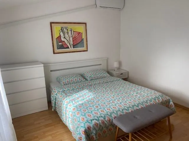 Apartments Lav أوماغ