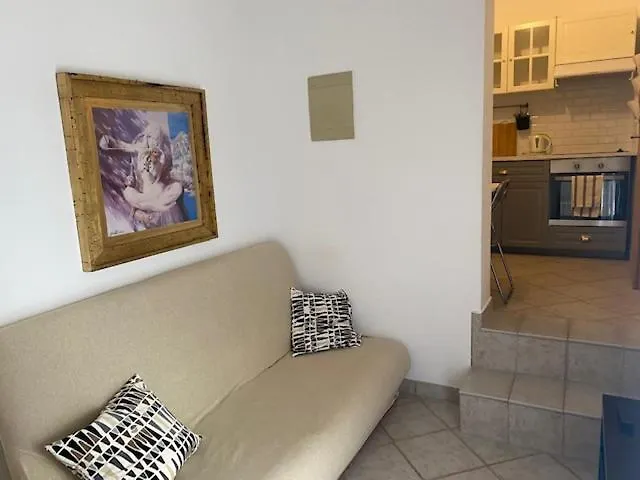 Apartments Lav أوماغ