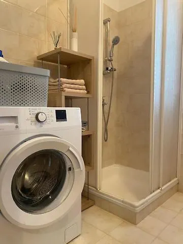 Apartments Lav أوماغ