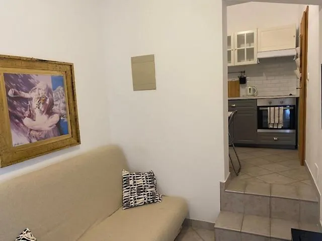 Apartments Lav أوماغ
